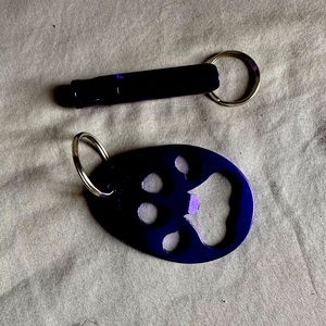 2 dog whistles &2key chains